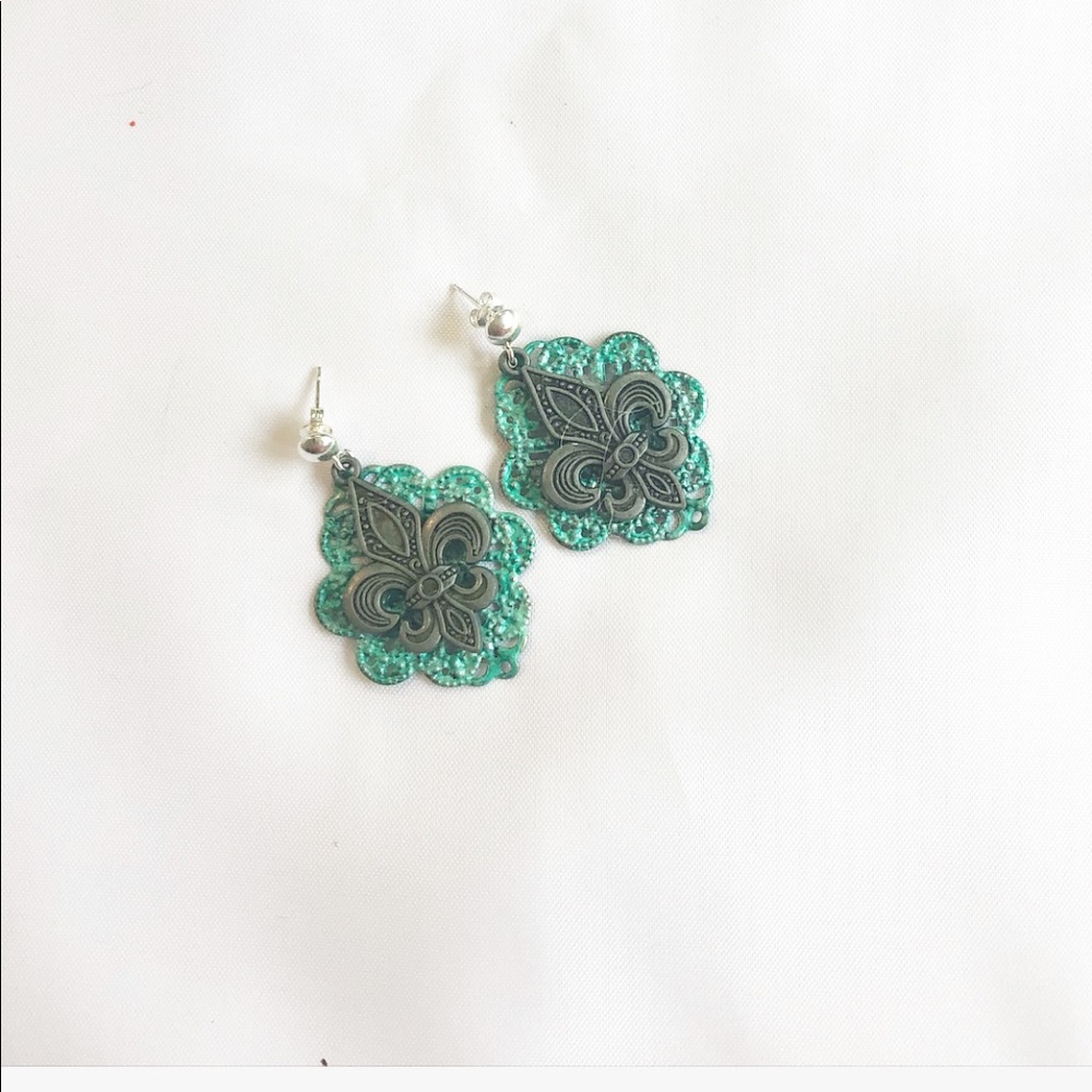 NEW MINT GREEN & SILVER FLEUR DE LIS EARRINGS